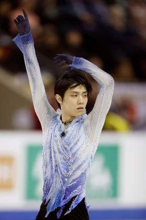 　男子ＳＰで首位に立った羽生結弦＝ケロウナ（共同）