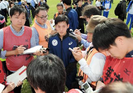 本選に出場出来ず、悔しそうな表情で取材に応じる山梨学院大の選手＝国営昭和記念公演（撮影・中田匡峻）