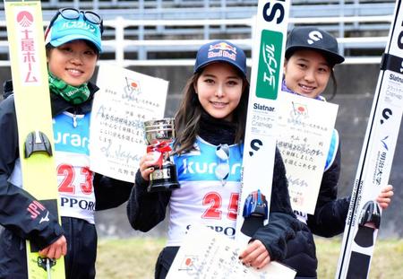 　女子で優勝した高梨沙羅（中央）。左は２位の伊藤有希、右は３位の丸山希