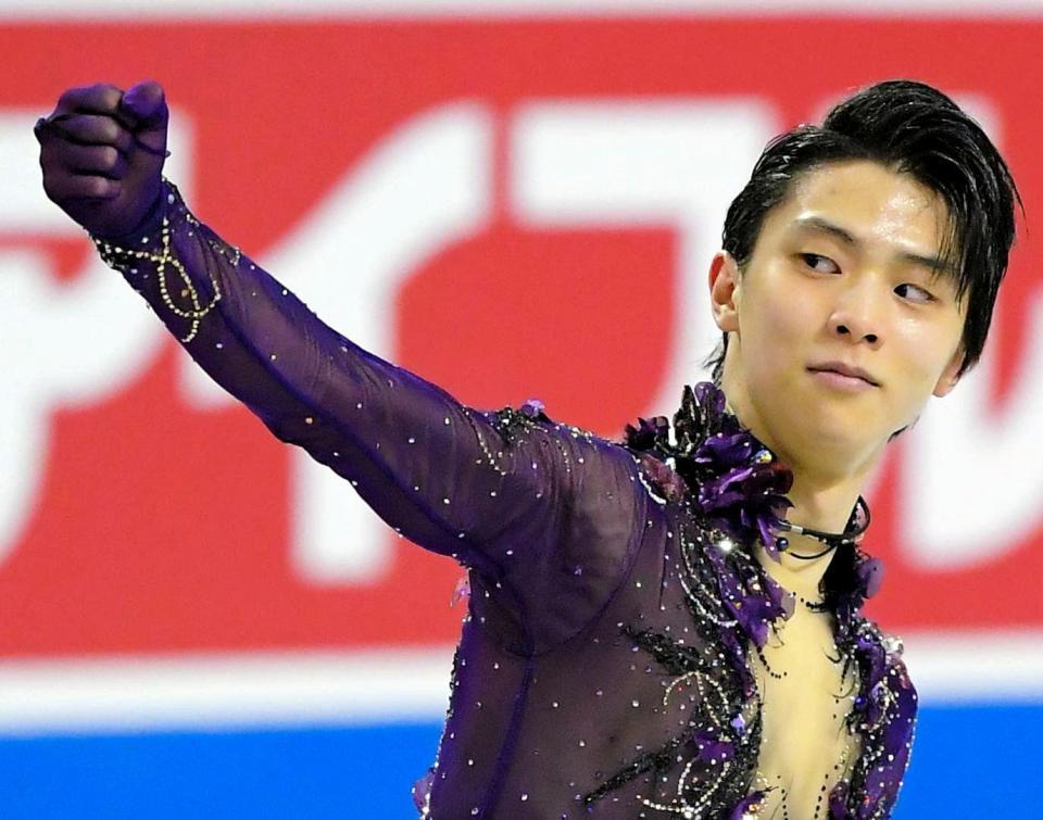 フリーでフィニッシュを決めてガッツポーズをする羽生結弦＝カナダ・ケロウナ（撮影・堀内翔）