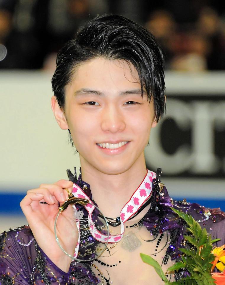 金メダルを手にする羽生結弦＝カナダ・ケロウナ（撮影・堀内翔）