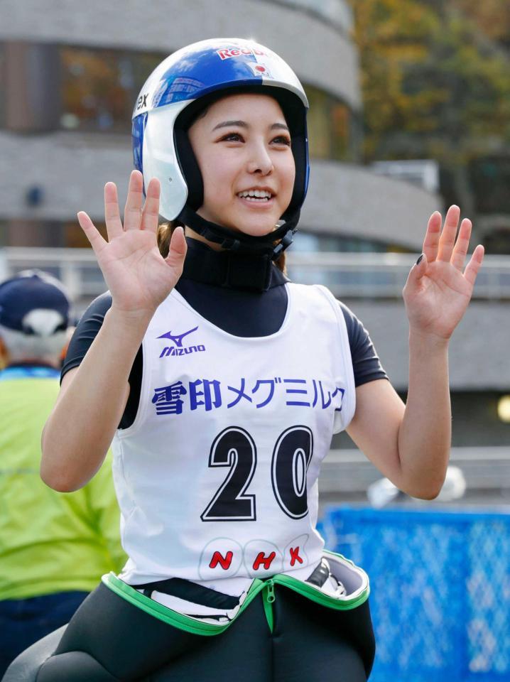 　女子ラージヒルで優勝し、歓声に応える高梨沙羅