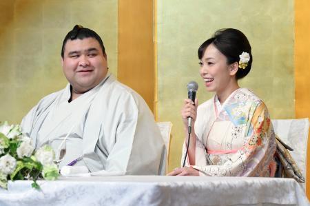 　婚約記者会見で、演歌歌手の杜このみさんを見つめる大関高安関＝３１日午後、福岡県大野城市