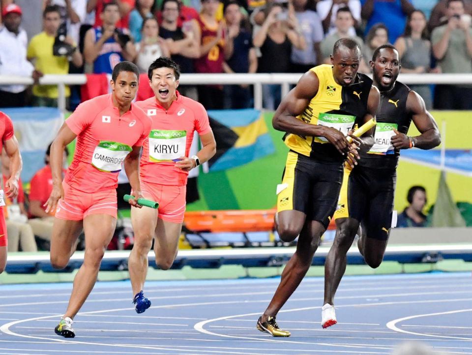 　リオデジャネイロ五輪陸上男子４００メートルリレー決勝で、第３走者の桐生祥秀からバトンを受けて走りだすアンカー、ケンブリッジ飛鳥（左端）。右から２人目はウサイン・ボルト氏（共同）