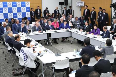 ４者協議に出席したＩＯＣのコーツ調整委員長（奥テーブル右から２人目）、東京都の小池百合子知事（右テーブル中央）、大会組織委の森喜朗会長（左テーブル手前から３人目）ら（代表撮影）