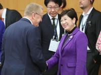 　４者協議を前に握手するＩＯＣのコーツ調整委員長（左）と東京都の小池百合子知事（代表撮影）