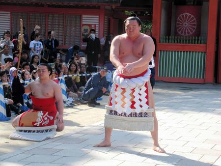 住吉神社で横綱土俵入りを披露する白鵬（右）。左は太刀持ちの炎鵬