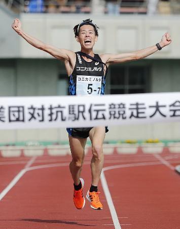 　優勝したコニカミノルタのアンカー・野口拓也＝熊谷スポーツ文化公園陸上競技場