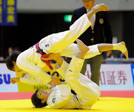 決勝　ともえ投げで一本勝ちする角田夏実（下）＝千葉ポートアリーナ（撮影・堀内翔）