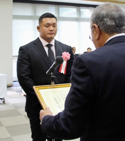 　大分県由布市から表彰を受けるラグビーＷ杯日本代表の木津悠輔選手＝３日、由布市