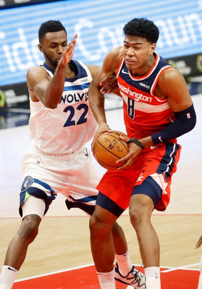 ティンバーウルブズ戦の第１クオーター、ゴール下に攻め込むウィザーズの八村（右）＝ワシントン（共同）