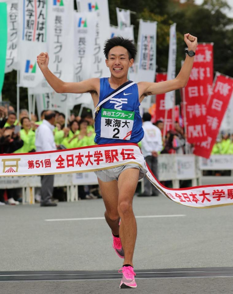 １位でゴールする東海大のアンカー・名取燎太＝伊勢神宮