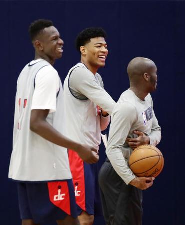 　ティンバーウルブズ戦に向け、笑顔で調整するウィザーズの八村（中央）＝ワシントン（共同）