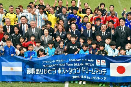 　ブラインドサッカーアルゼンチン代表と日本代表の親善試合を終え、記念写真に納まる関係者＝４日午後、福島県のＪヴィレッジ