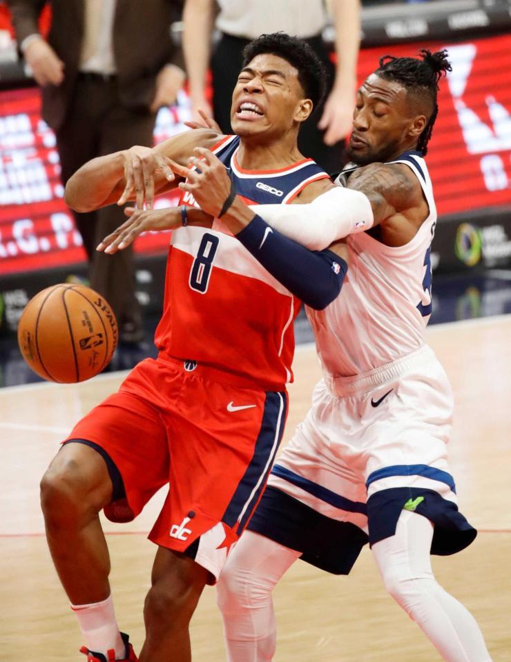 　ティンバーウルブズ戦で厳しいマークを受けるウィザーズの八村（左）＝共同