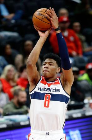 ピストンズ戦の第１クオーター、シュートを決めるウィザーズの八村＝ワシントン（共同）