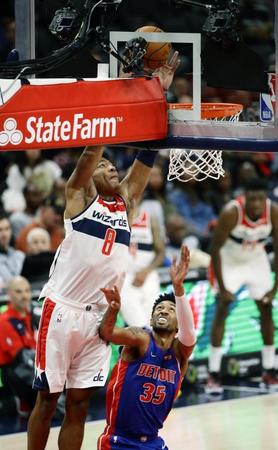 　ピストンズ戦の第２クオーター、ダンクシュートを決めるウィザーズの八村（８）＝ワシントン（共同）