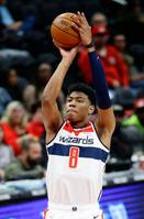 ピストンズ戦の第１クオーター、シュートを決めるウィザーズの八村＝ワシントン（共同）