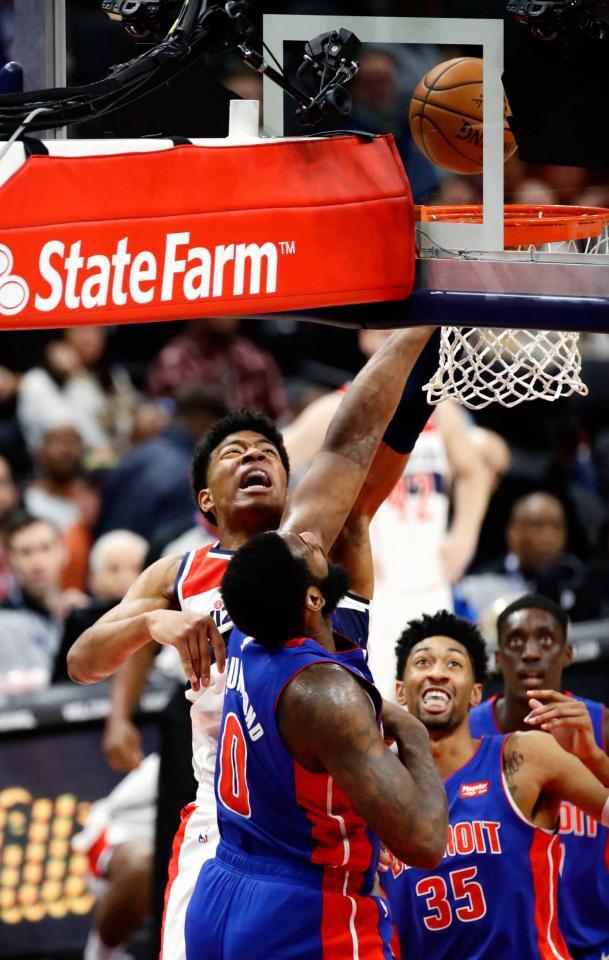 　ピストンズ戦でシュートを決めるウィザーズの八村（共同）