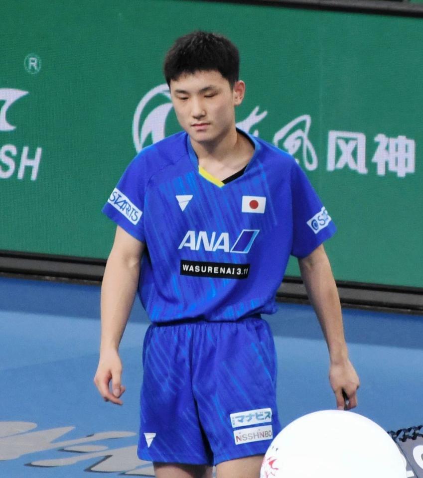天敵のピッチフォードに惜敗し、肩を落とす張本智和