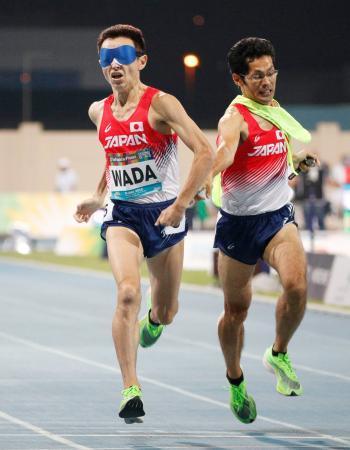 　男子１５００メートル（視覚障害）決勝　４位でゴールする和田伸也（左）。東京パラリンピック代表に内定した＝ドバイ（共同）