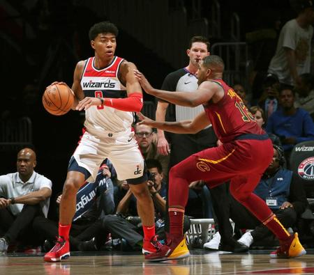 キャバリアーズ戦で相手選手のマークを受けるウィザーズの八村（左）＝ワシントン（ＮＢＡＥ提供・ゲッティ＝共同）