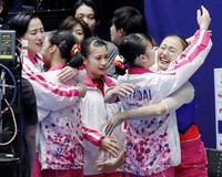 　女子団体で優勝し、喜ぶ日体大の選手