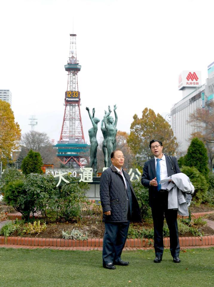 　東京五輪のマラソン、競歩の札幌開催で、市中心部の大通公園を視察する組織委の武藤敏郎事務総長（左）
