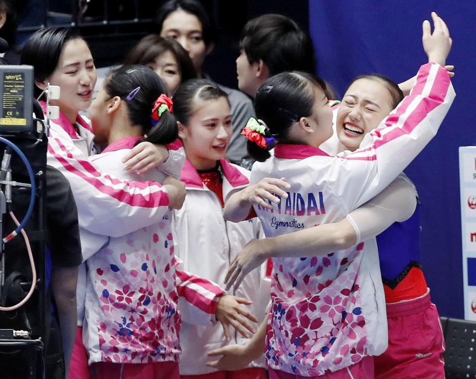 　女子団体で優勝し、喜ぶ日体大の選手