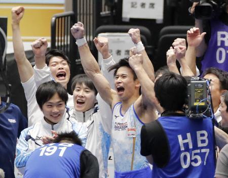 　男子団体で初優勝し、喜ぶ萱和磨（中央）らセントラルスポーツの選手たち＝高崎アリーナ