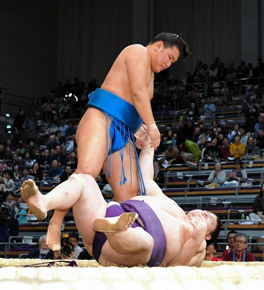 明瀬山（下）を内掛けで破る豊昇龍＝福岡国際センター（撮影・高部洋祐）