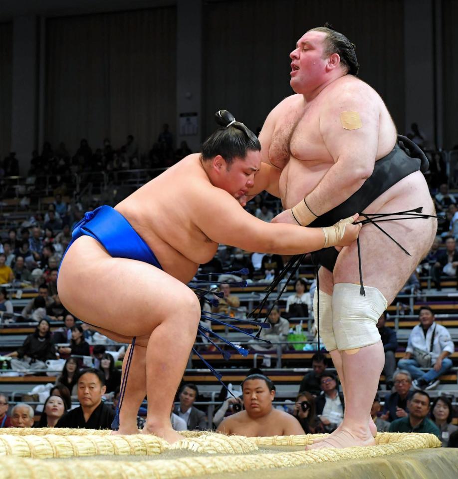 臥牙丸（右）を寄り切る琴勝峰＝福岡国際センター（撮影・高部洋祐）