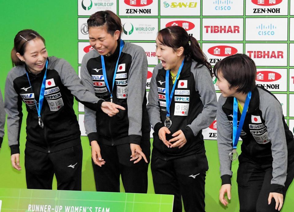 銀メダルを胸におどけた表情を見せる（左から）石川佳純、佐藤瞳、伊藤美誠、平野美宇（撮影・堀内翔）