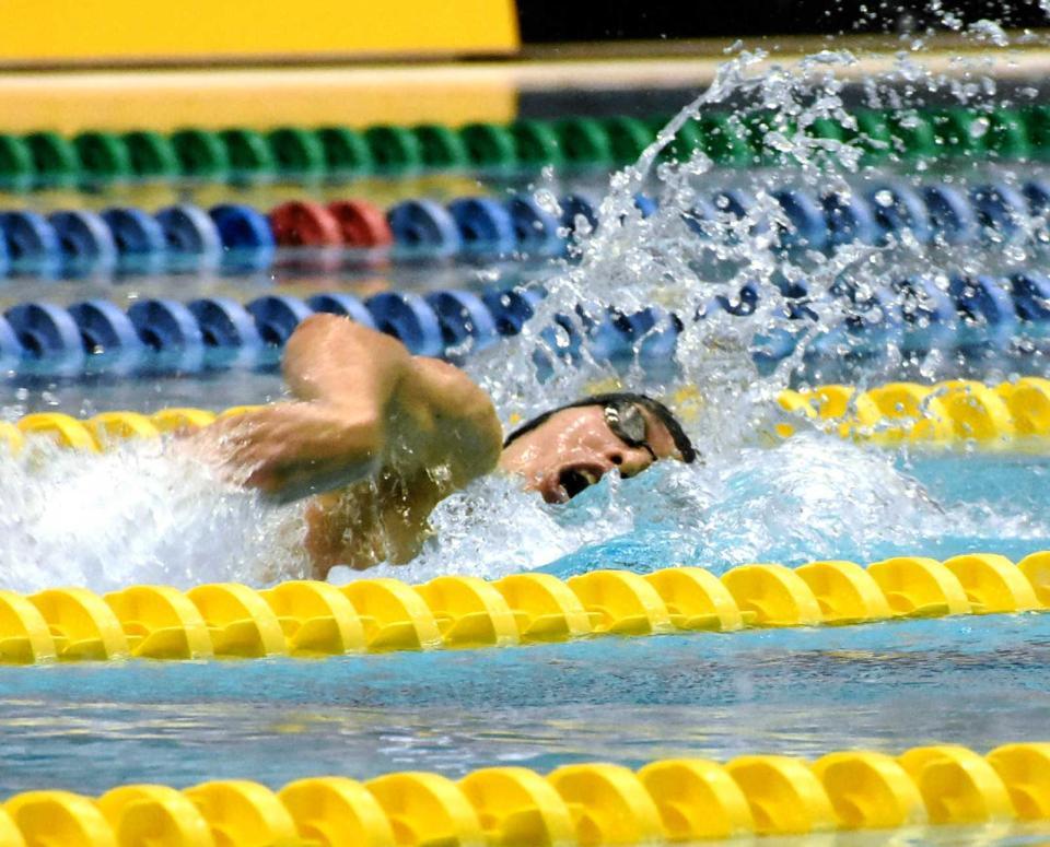 　２００メートル個人メドレー決勝で、最後の自由形を懸命に泳ぐ萩野公介
