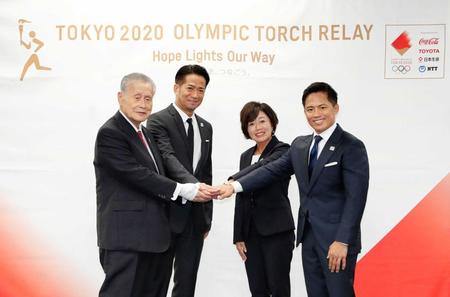 　東京五輪の聖火ランナーに選ばれ発表会で笑顔を見せる、元マラソン女子の野口みずきさん（右から２人目）と元柔道男子の野村忠宏さん（右端）。右から３人目は文化パフォーマンスの監督を務めるＥＸＩＬＥのＨＩＲＯさん、左端は組織委の森喜朗会長