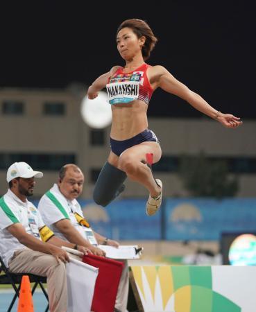 　女子走り幅跳び（義足）　５メートル３７で優勝した中西麻耶＝ドバイ（共同）
