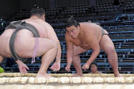 太田（左）を破った朝阪神＝福岡国際センター（撮影・高部洋祐）