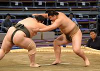 前相撲で二本柳（左）に敗れた夢道鵬＝福岡国際センター（撮影・高部洋祐）