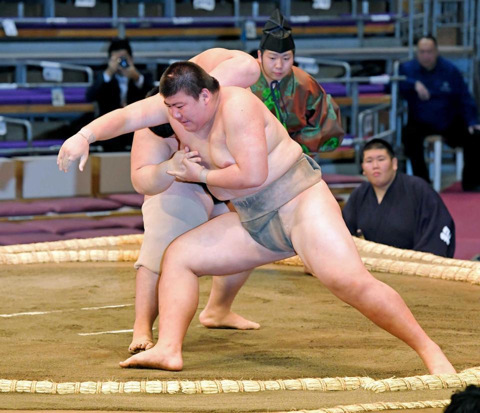 　前相撲で二本柳（奥）に敗れた夢道鵬