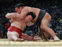 松鳳山（右）に抑え込まれ、土俵上に尻から落ちる炎鵬（撮影・坂部計介）