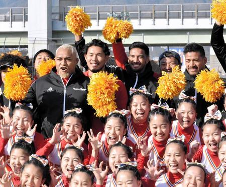 チアリーダーと記念撮影する（後列右から）神戸製鋼のアタアタ・モエアキオラ（１人おいて）ラファエレ・ティモシー、山中亮平、中島イシレリら