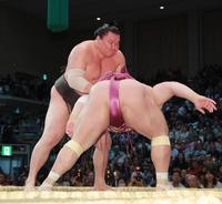 叩き込みで宝富士を下し、１敗を守った白鵬（撮影・坂部計介）