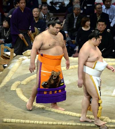 土俵入りするも、その後、休場となった高安。右は遠藤