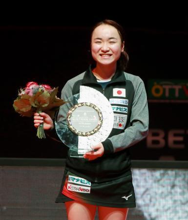 　オーストリア・オープンの女子シングルスで優勝し笑顔の伊藤美誠＝リンツ（国際卓球連盟提供・共同）