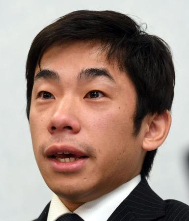 涙を浮かべながら会見する織田信成＝大阪市内（撮影・佐藤厚）