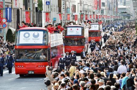 　２０１６年１０月、大勢の人が詰めかけたリオ五輪・パラリンピックのメダリスト合同パレード＝東京都中央区