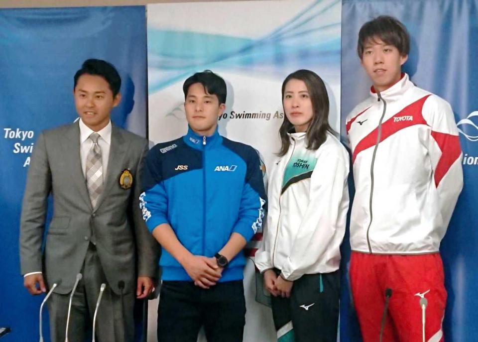 　撮影に応じる（左から）北島康介氏、瀬戸大也、大橋悠依、渡辺一平