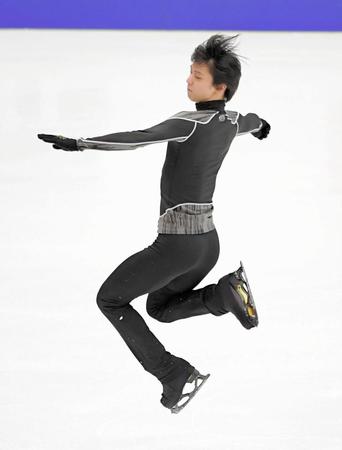 ＳＰに向けての公式練習でジャンプの感触を確かめる羽生結弦＝真駒内セキスイハイムアイスアリーナ（撮影・堀内翔）