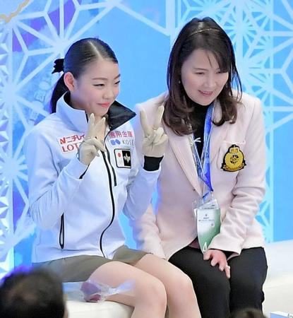 　フリーを終えてピースをする紀平梨花。右は浜田美栄コーチ＝真駒内セキスイハイムアイスアリーナ（撮影・堀内翔）