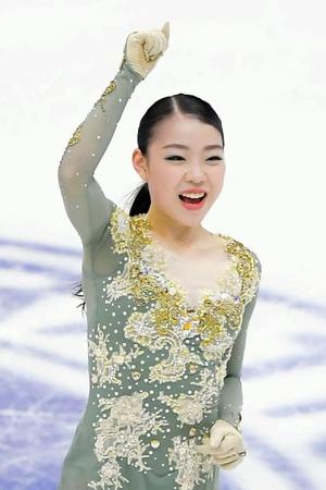 フリーを終えてガッツポーズをする紀平梨花＝真駒内セキスイハイムアイスアリーナ（撮影・堀内翔）